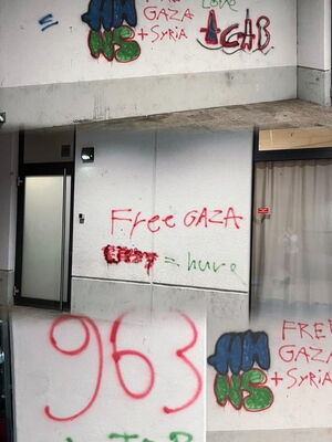 Graffiti-Geschmiere Bebelplatz FG, "FREE GAZA" und "FREE SYSRIA" u.A..