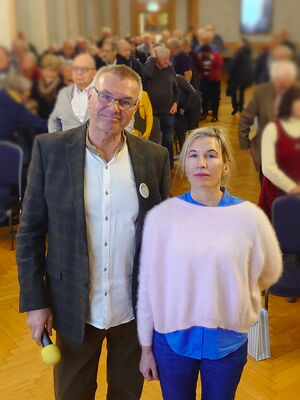 Foto der Referentin vorm gefüllten Städtischen Festsaal