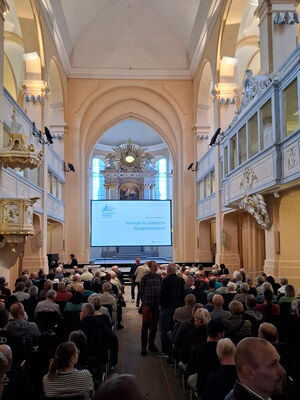 Gut gefüllte Nikolaikirche am 6. Oktober 2026