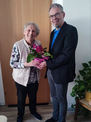 Blumenübergabe an Sigrid Söding durch Marko Winter © Claudia Weinmann-Söding