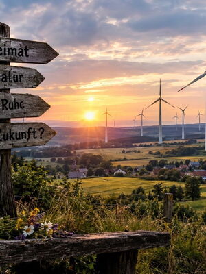 Windkraftanlagen mit Sonnenuntergang