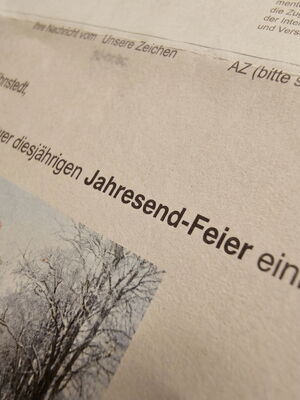 Briefzeile mit dem Wort „Jahresendfeier“