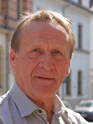 Jens Uhlemann neben der Skulptur "Alexander von Humboldt"