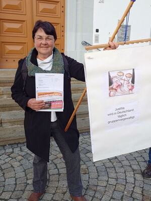 Dr. Christine Diewald vor dem Freiberger Rathaus, Foto von Andreas Schettler, 2025