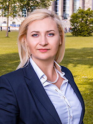 Carolin Bachmann vor dem Reichstag
