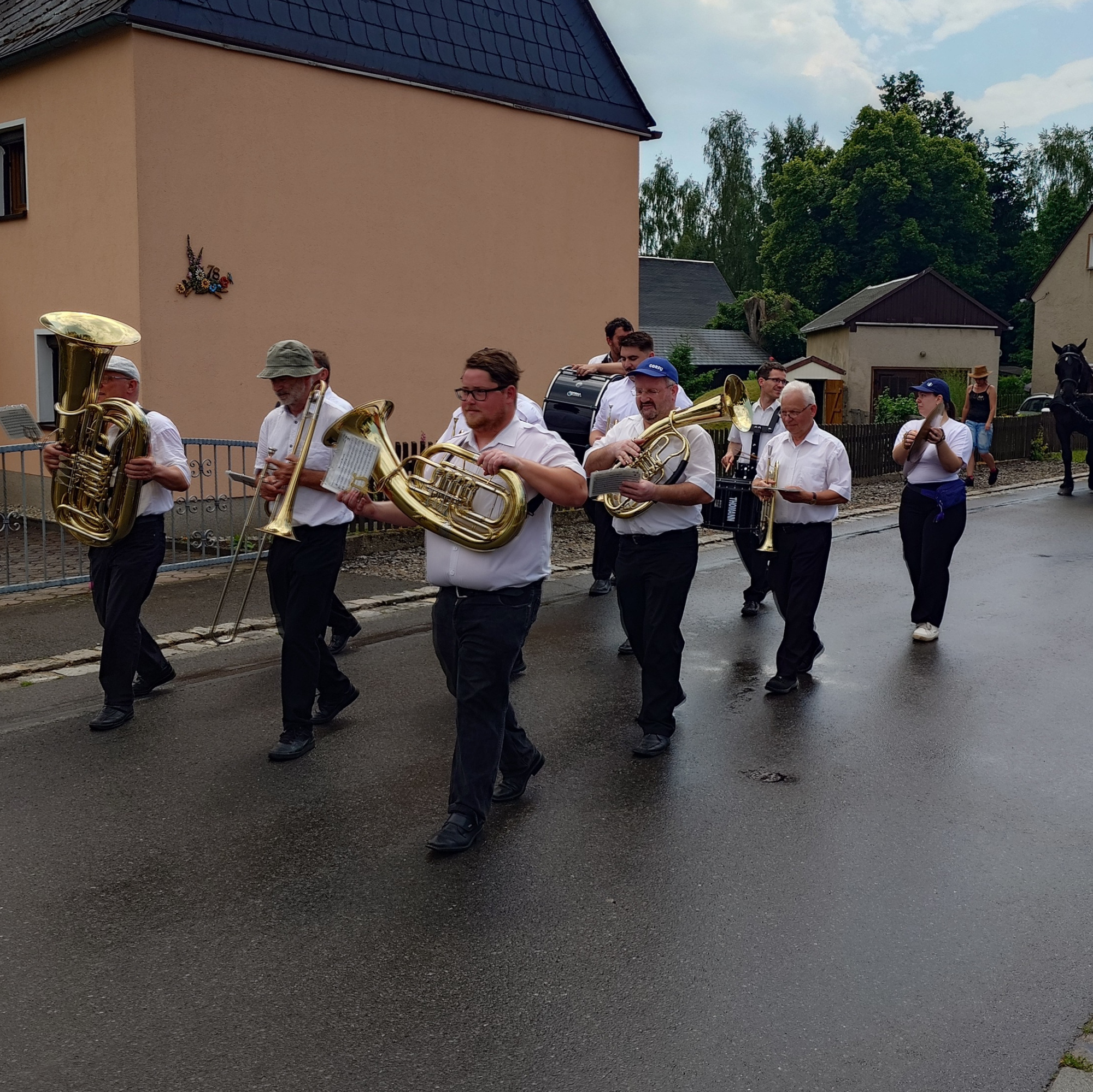  Festzug mit den Gahlenzer Blasmusikanten 