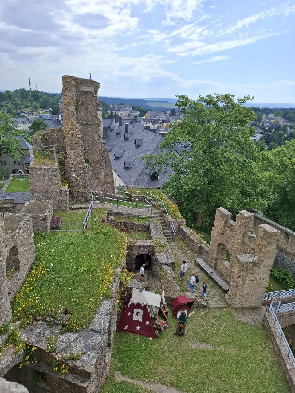 Blick vom Wohnturm Richtung Stadt und Schloss © Marko Winter, 2026