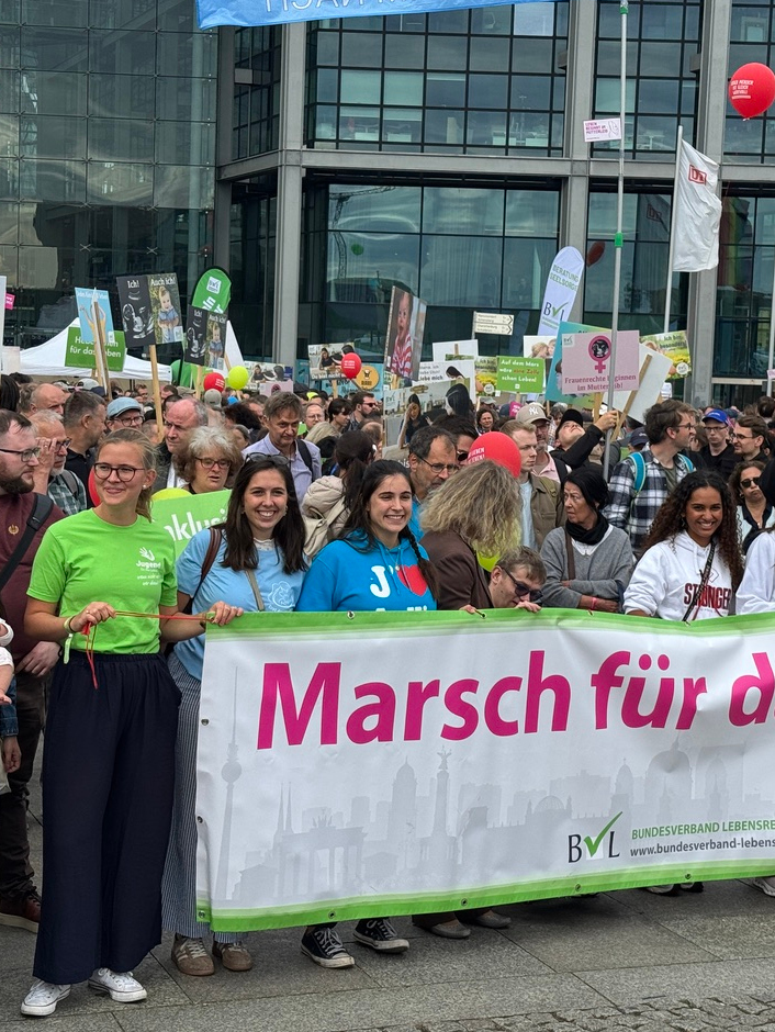 Demonstranten vorm Berliner Hauptbahnhof