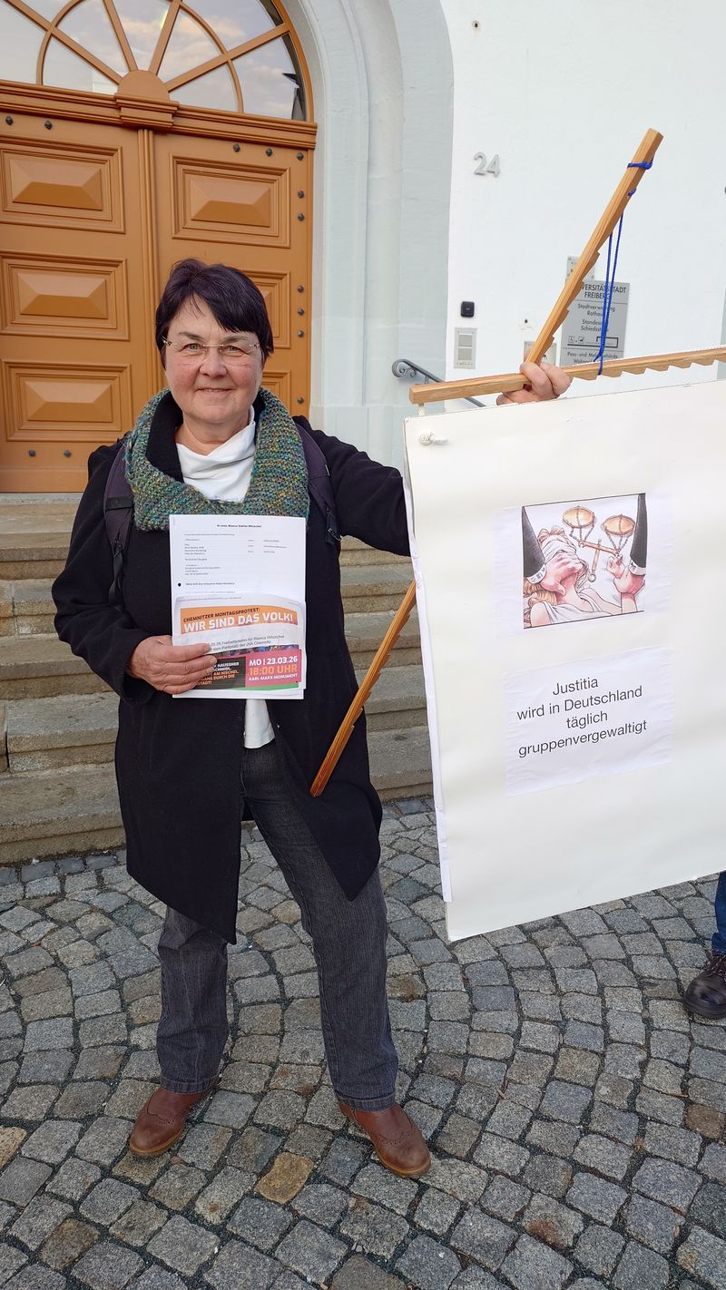 Dr. Christine Diewald vor dem Freiberger Rathaus, Foto von Andreas Schettler, 2025
