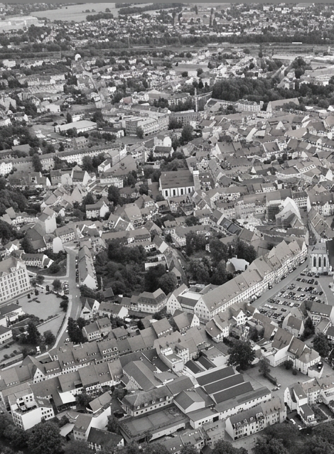 Auschnitt von Freibergs Innenstadt, von oben, im Kern der Dom, Schwarz-Weiss gemacht