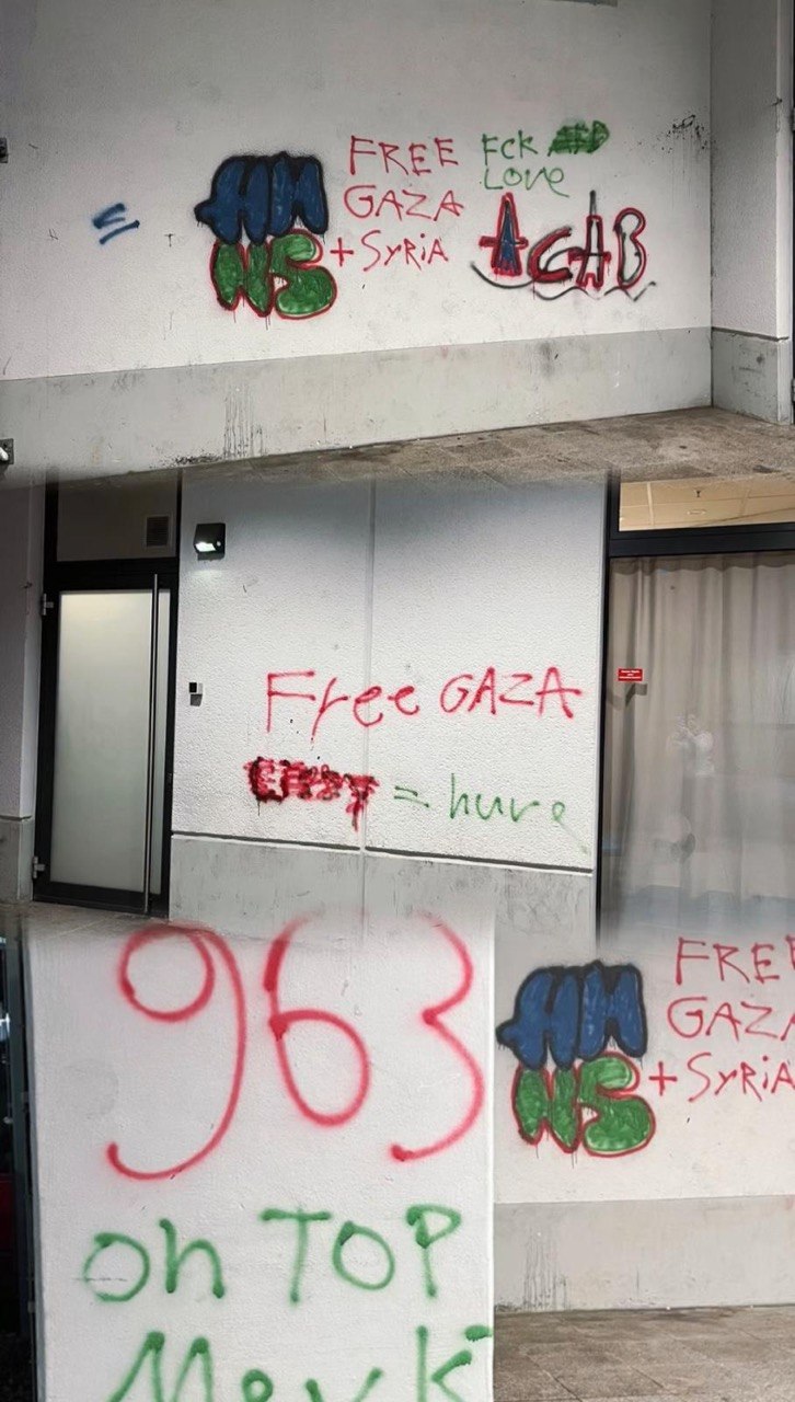 Graffiti-Geschmiere Bebelplatz FG, "FREE GAZA" und "FREE SYSRIA" u.A..