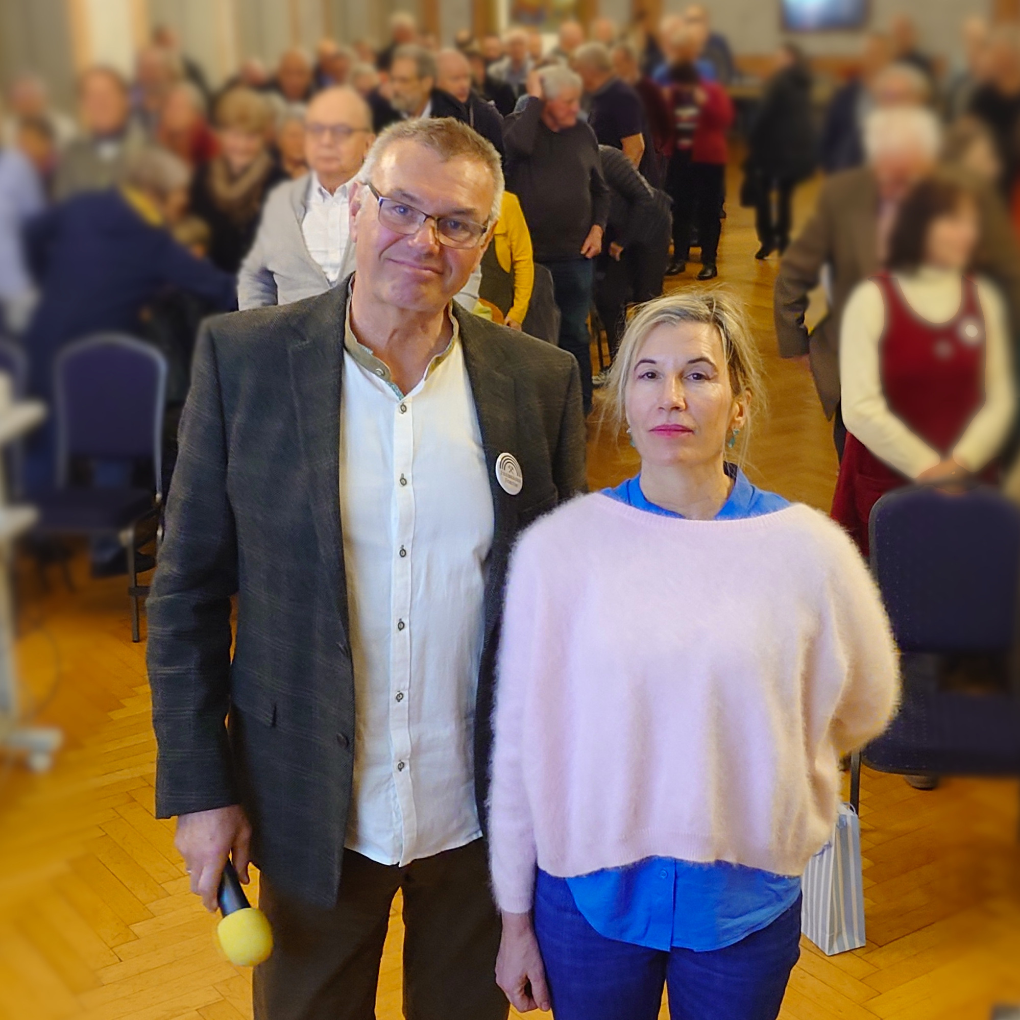 Foto der Referentin vorm Publikum im Städtischen Festsaal